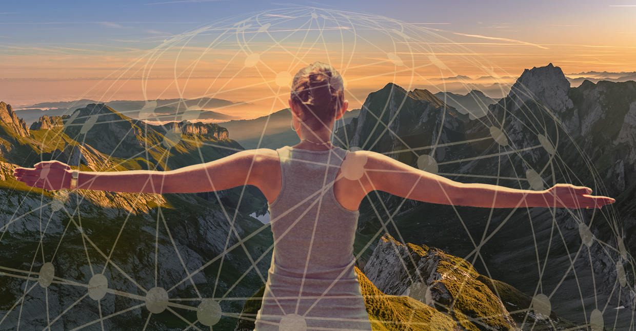 Ein Mensch steht mit ausgebreiteten Armen vor einem Bergpanorama. Das Bild wird von einem leicht transparenten, stilisierten Netzwerk aus Punkten und Linien überlagert.