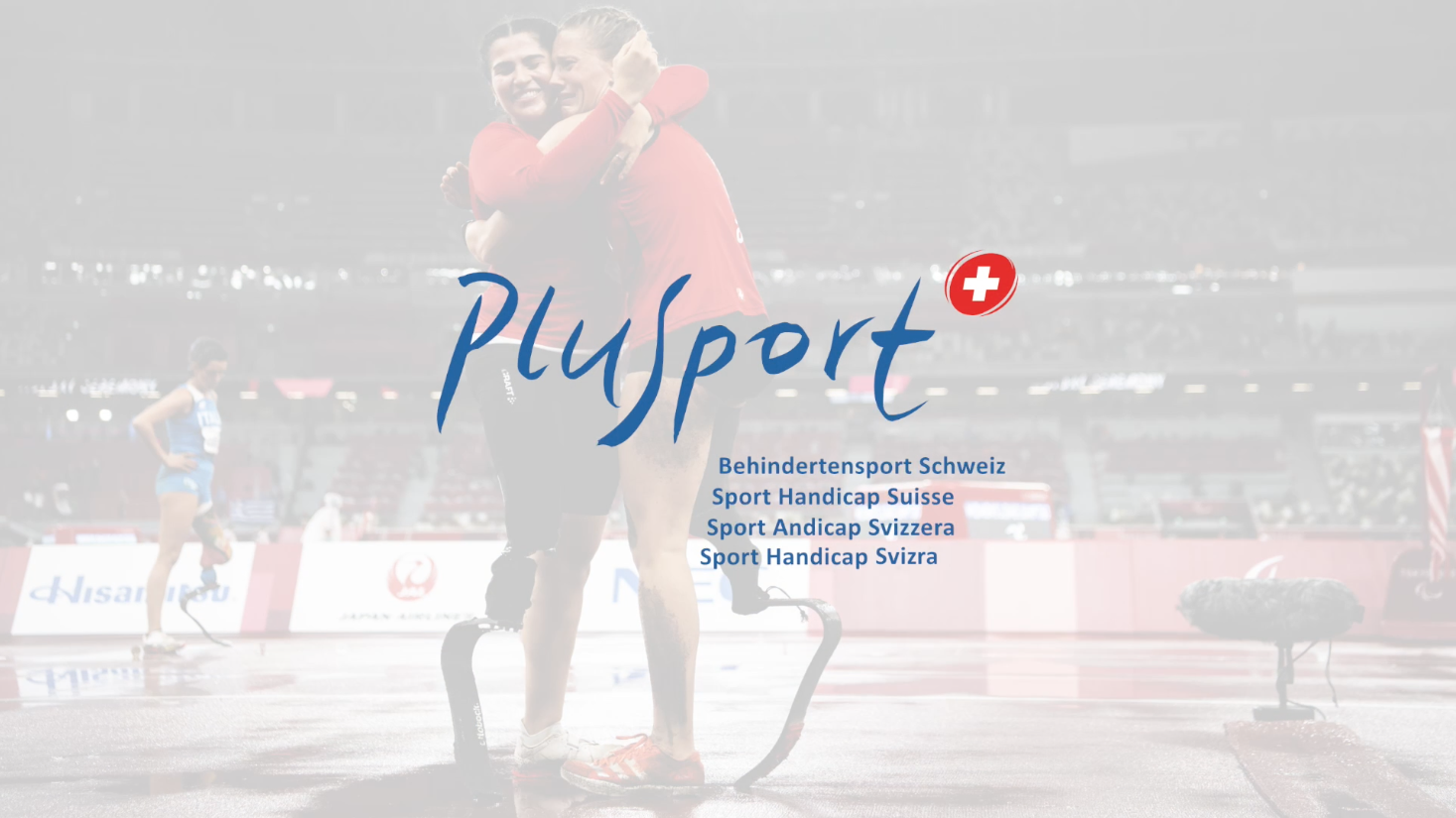 Im Vordergrund ist das Logo von "PlusSport - Behindertensport Schweiz" zu sehen. Leicht transparent im Hintergrund sind zwei sich umarmende Sportler*innen zu sehen.